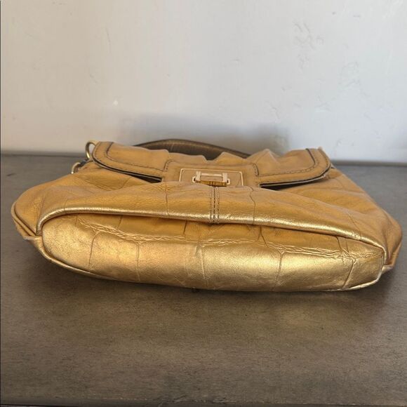 Antonio Melani Gorgeous Gold Metallic Leather Shoulder Hand Bag with Chain Strap - Picture 15 of 16